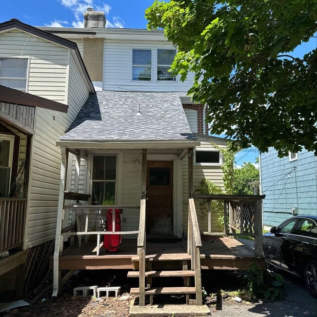 129 1/2 E Cleveland Ave