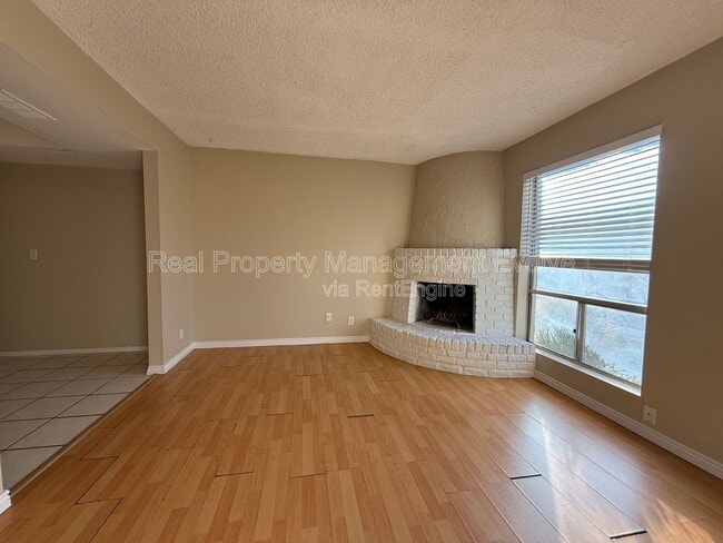 Photo - 8010 E Oak St