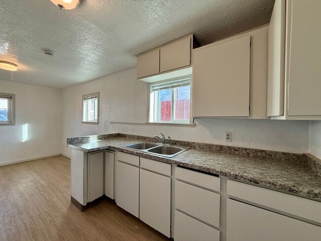 Photo - YOU DON'T WANT TO MISS THIS HOME THAT IS WALKING DISTANCE FROM DOWNTOWN REDMOND!! Unit 136 1/2