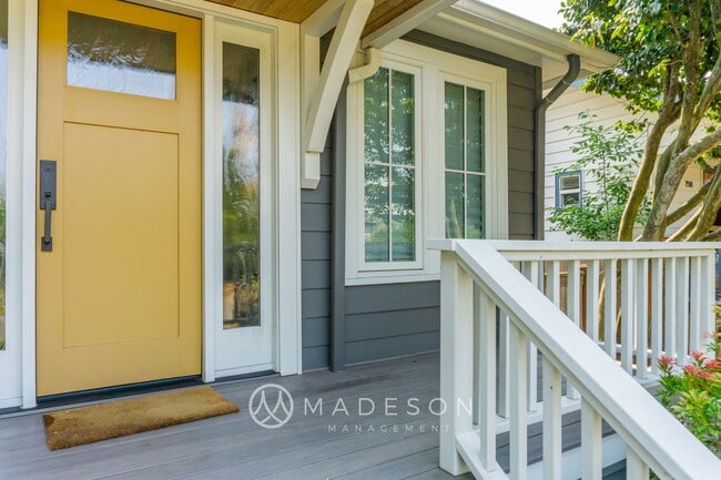 Photo - Beautiful Remodeled House with Fenced Yard in Maple Leaf