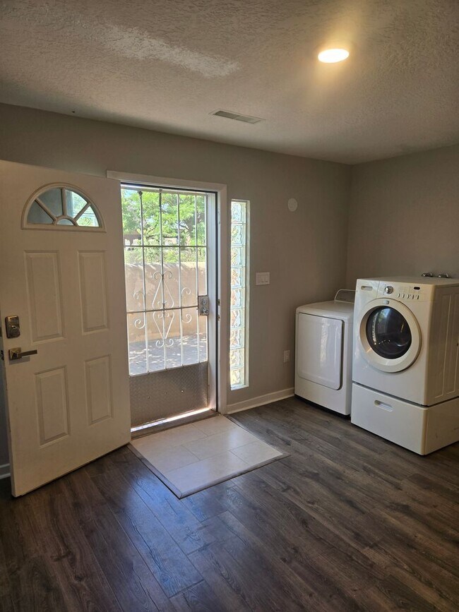 Photo - Remodeled 2 Bedroom 1 Bath 1 Car Garage with private courtyard in Nob Hill