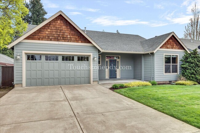 Photo - Spacious 3-bedroom Home in Downtown Canby