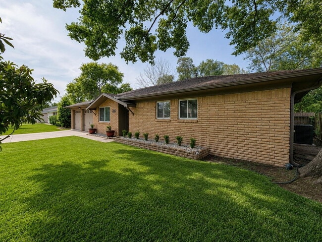 Photo - 3 Bed Home for Rent in Westbury 77035 with Large Fenced Yard & Deck