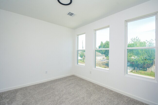 Photo - 4358 Clover St