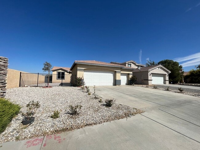 3 bedroom 2 bath home with large yard avai... - 3 bedroom 2 bath home with large yard avai...