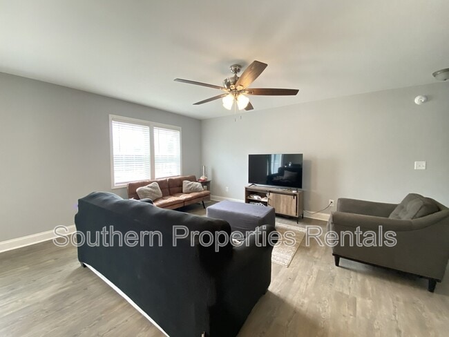 Photo - 900 Allstar Ave