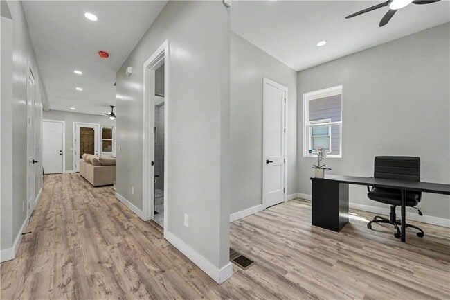 Photo - 726 Windsor St SW