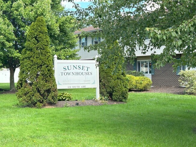 Photo - Elyria - updated 3 bed/1 bath townhouses for rent! Unidad 47