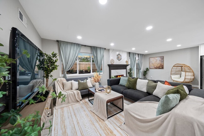 Building Photo - 9804 Costa Lago St Rental