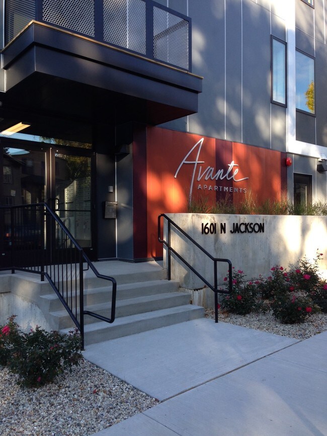 Avante Apartments For In Milwaukee Wi Com Front Entrance Avante Apartments