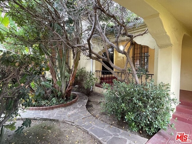 Photo - 203 N Doheny Dr