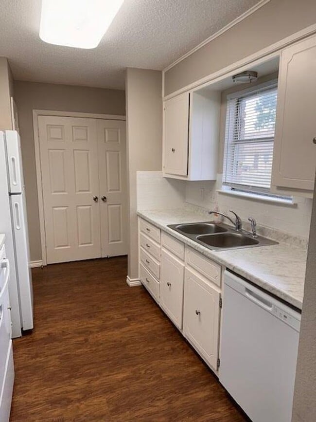 Photo - 111 Lindenwood Ln W