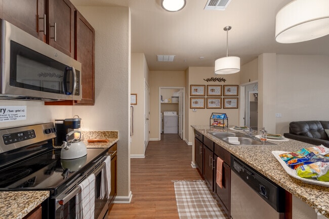 2BR, 2BA - 872SF - Kitchen