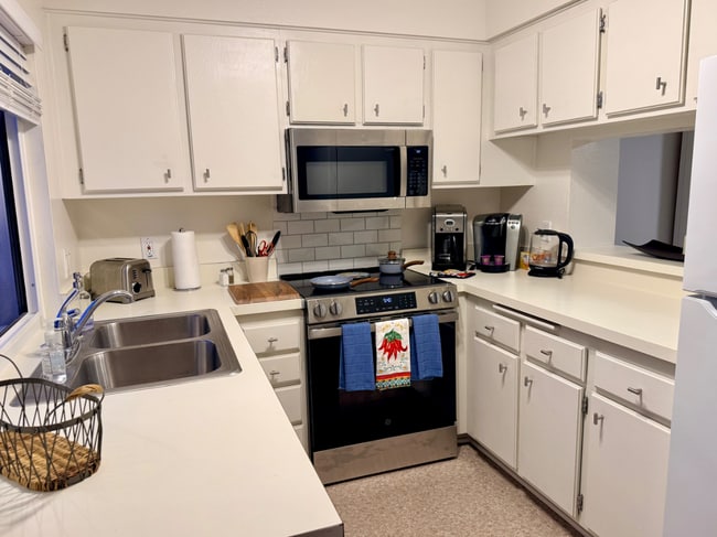 Complete Kitchen - 48724 Desert Flower Dr