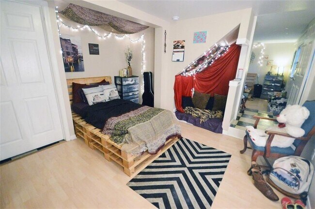 Photo - 907 E 38th St