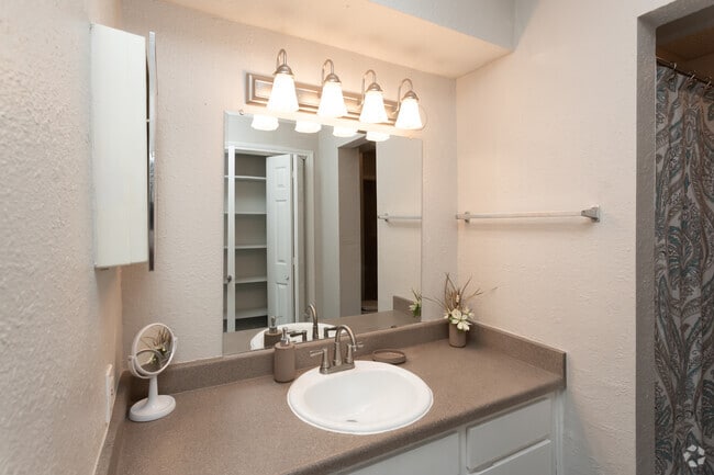 2 BR, 1 BA 735 SF