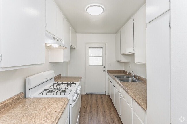 2BR, 2BA - 1,000SF -Kitchen
