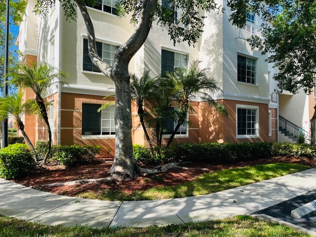 Building Photo - 6101 Myrtlewood Cir W
