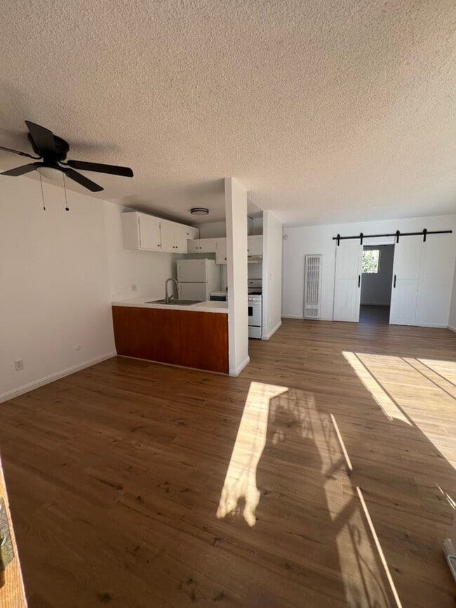 Building Photo - 1542 Hi Point St Unit 7