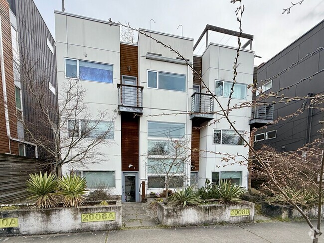 Building Photo - Beacon Hill Townhome