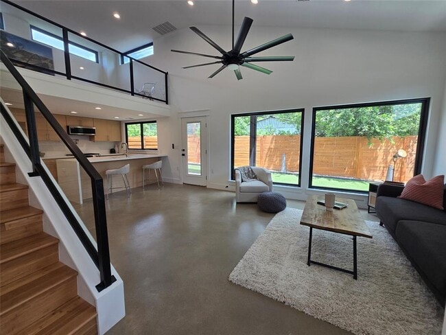 Photo - 1112 W N Loop Blvd