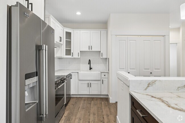 2BR, 2BA - 1,089SF - Kitchen
