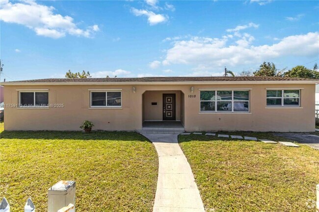 Building Photo - 3 bedroom in Miami gardens FL 33169 Rental