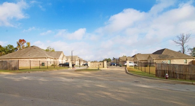 Shadow Oak - Shadow Oak Apartments