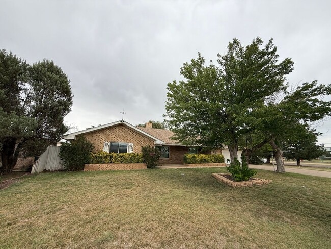 Building Photo - 3 Bed 3 Bath spacious home, with extra craft room, Lovely Backyard