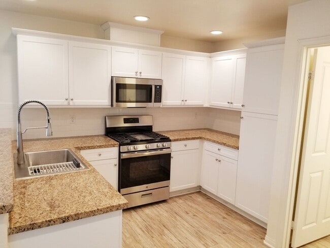 Photo - Spacious Condo 3 bedrooms, 2 bathrooms Built 2016