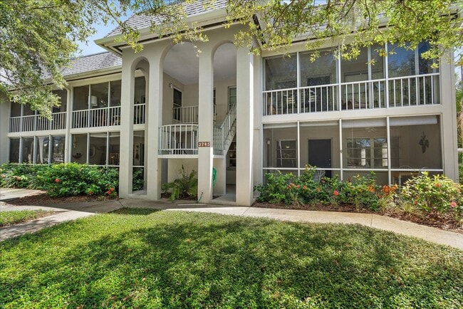 Building Photo - Beautifully updated 2 bed/2 bath located c... Unit #7S Rental