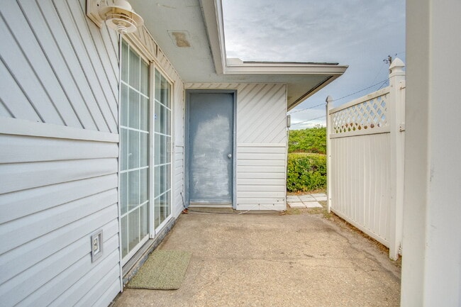 Photo - Pet-friendly Spacious Vinyl-Sided 2BR Apartment in Gulf Breeze Unit C