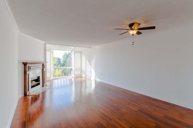 Building Photo - 12830 Burbank Blvd Unit 207