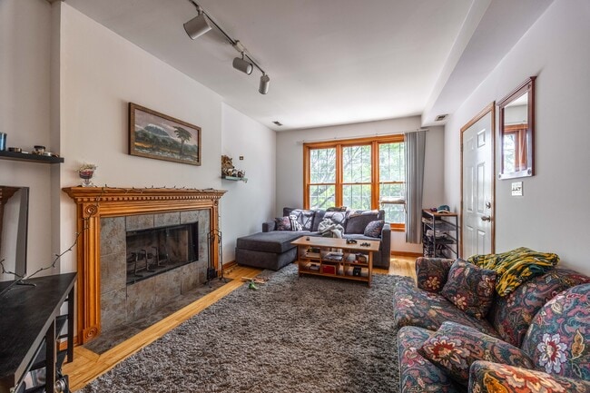 Building Photo - 1351 N Wolcott Ave Unit 1