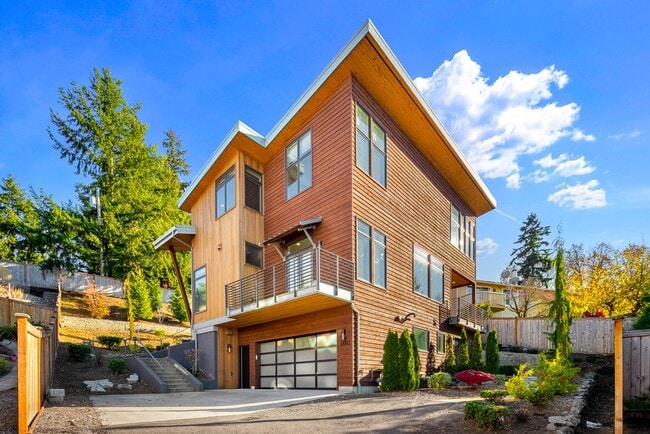 Building Photo - Gorgeous High End 4 Bedroom 4 Bath Newport