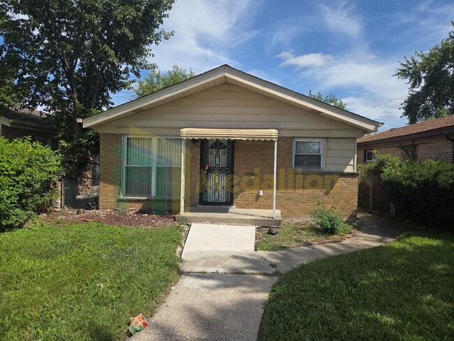 Building Photo - Spacious 3BR/1BA Home with Modern Upgrades