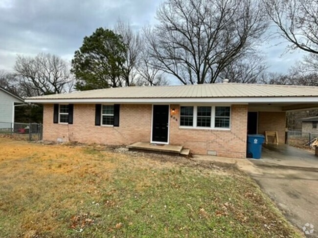 Building Photo - 3 bedroom, 2 bath house, fenced yard in a ...