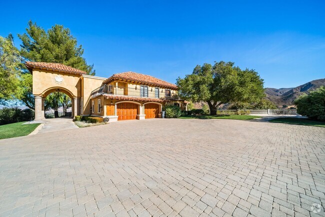 Building Photo - Private 5 Bedroom Estate for Rent in Santa... Rental