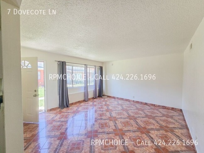 Photo - 7 Dovecote Ln