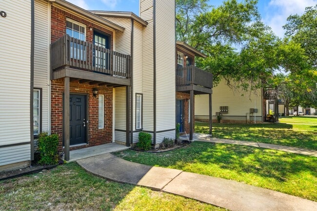 Building Photo - River Crossing Townhome - 2Bd-2.5BA - Redone to the Nines -  W/D - Resort Pool