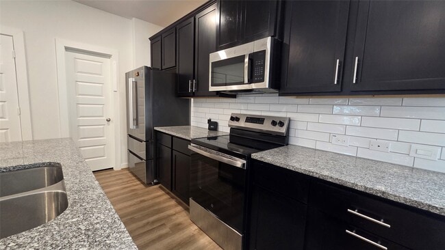 Building Photo - 1015 Thor