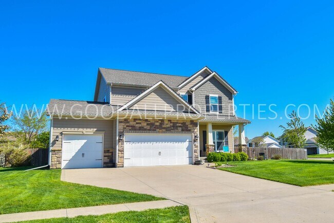 5 Bedroom Home with Fenced Yard, and 3 Car... - 5 Bedroom Home with Fenced Yard, and 3 Car...