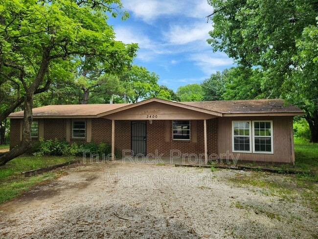 Building Photo - 3400 Governor Harris Dr