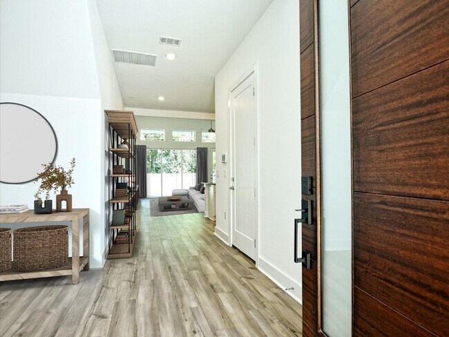 Photo - 402 Zennia St