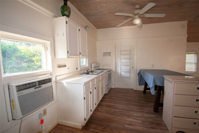 Building Photo - 306 W Bryan St