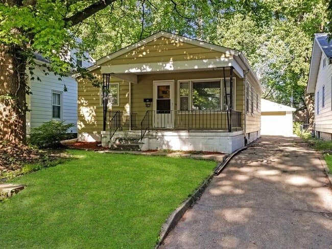 Building Photo - Home Sweet Hardwood: Charming 2 Bed/1 Bath...