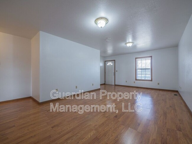 Photo - 718 E 5th St