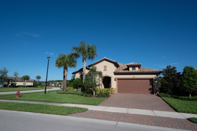 Corner lot - 239 SE Courances Dr