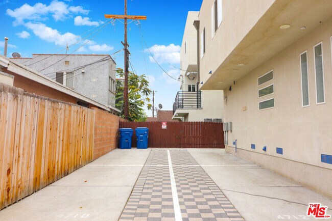 4710 W Maplewood Ave