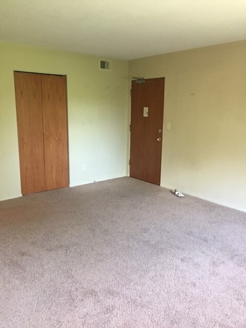 Living Room - 5747 Glenwood Ave Unit 12